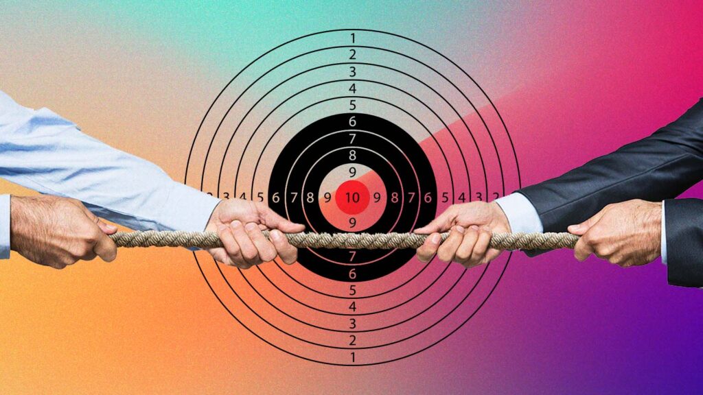 mãos masculinas fazem cabo de guerra com alvo ao fundo