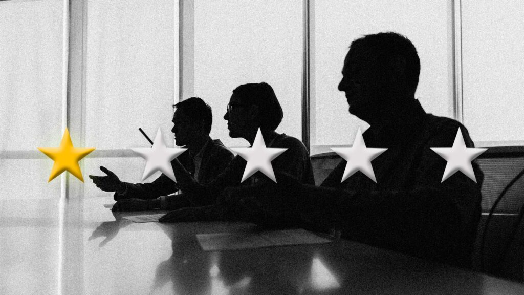 líderes analisam  formulários de avaliação de desempenho feita por IA