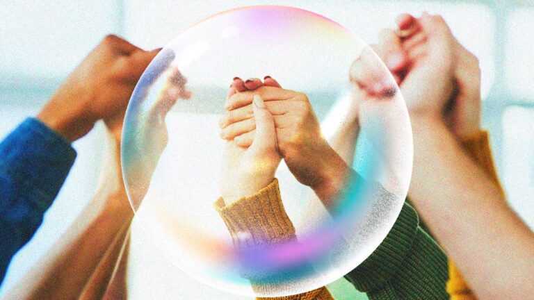 mãos dadas dentro de uma bolha transparente