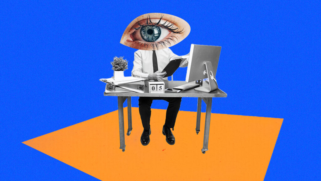 funcionário olha para o computador com um olho gigante no lugar da cabeça