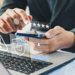 homem mexendo computador