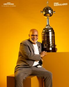 Pedro Ribeiro do Botafogo com a Taça da Libertadores da América de 2024