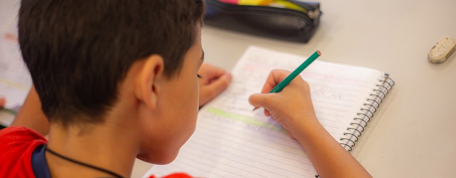 Criança estuda no projeto do Instituto Natura em Benevides, no Pará