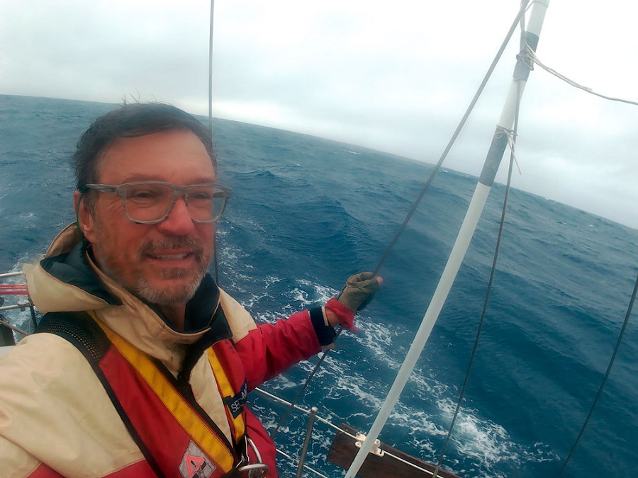 Homem no mar  em barco a vela/ viver com coragem