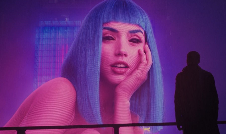 Ana de Armas é uma espécie de namorada digital no filme Blade Runner 2049