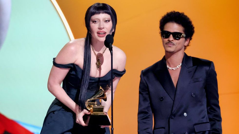 Lady Gaga e Bruno Mars recebem o Grammy com discurso de aliado da comunidade trans
