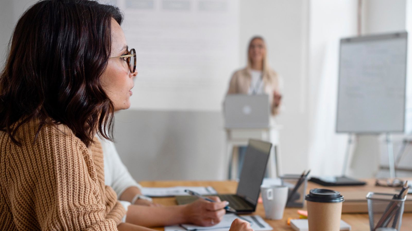 Mulher sentada em frente ao computador