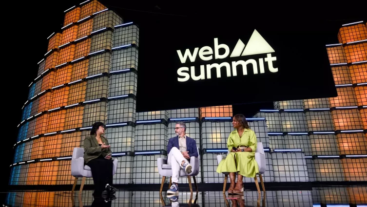 Michelle Castillo, Chris Stephens e Justina Nixon-Saintil no Web Summit Rio 2025