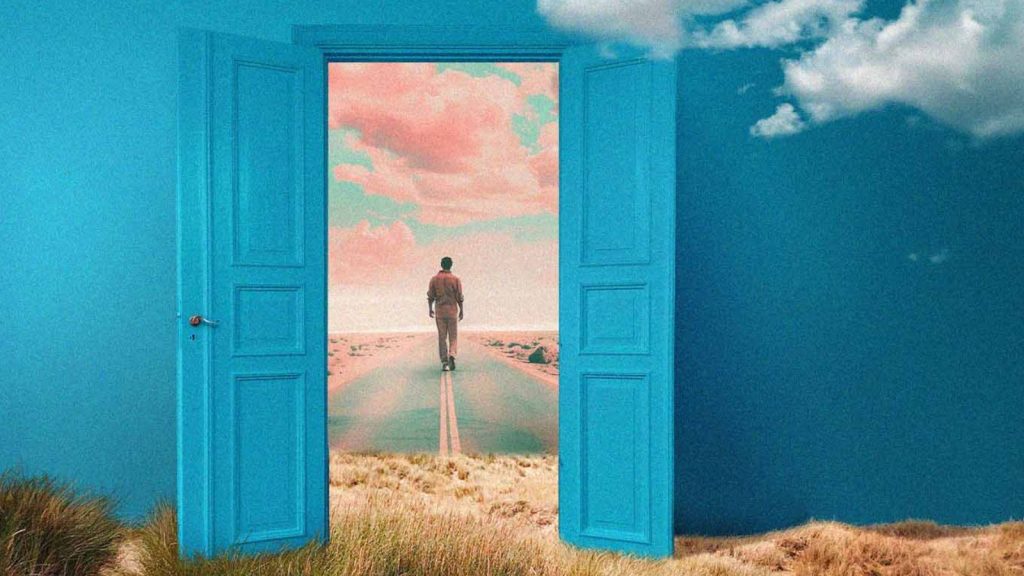 Homem em porta aberta para estrada