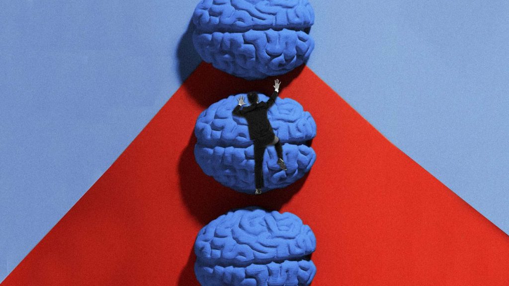 homem escala torre formada por cérebros empilhados