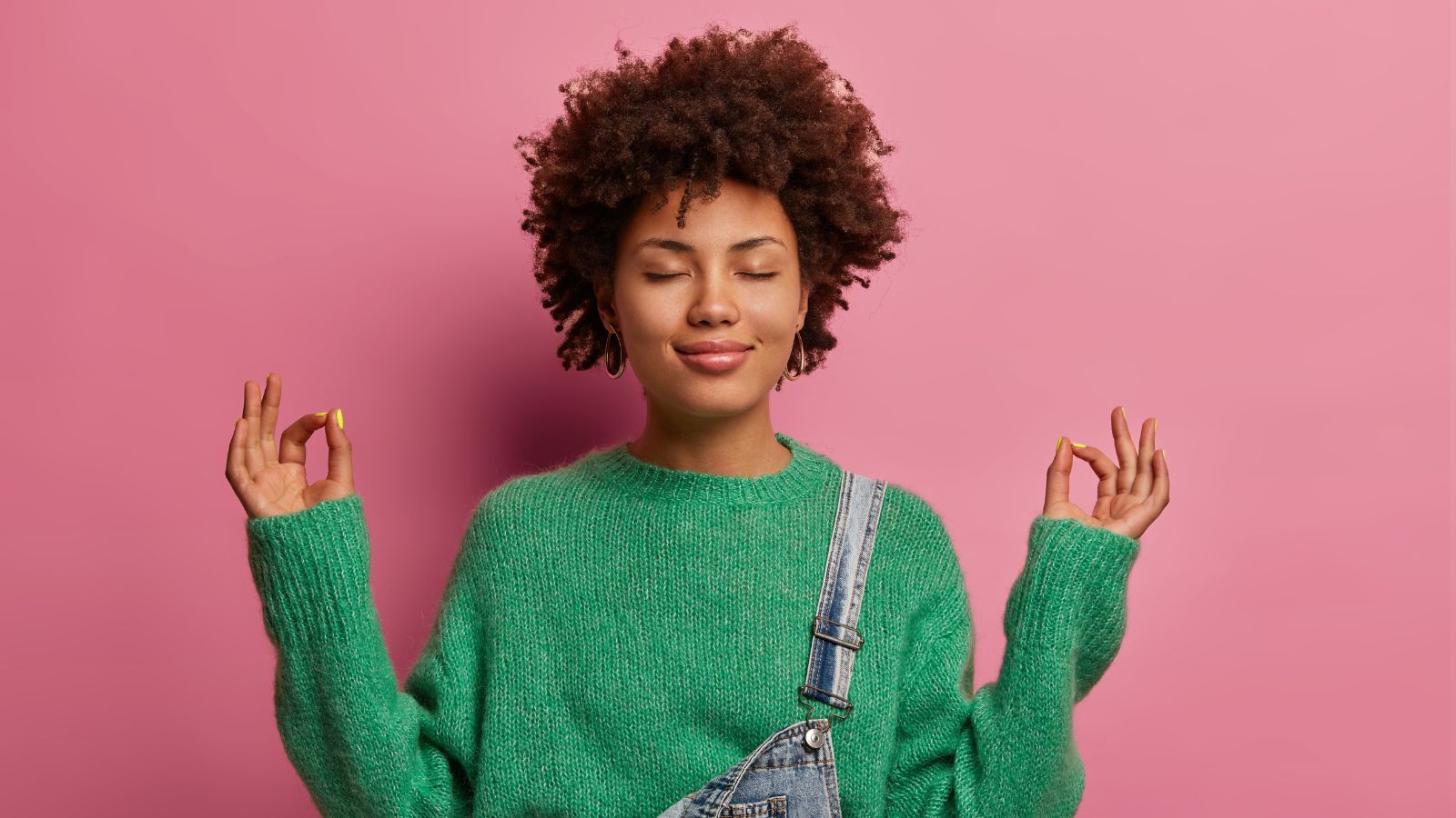 pessoa negra de casaco verde meditando