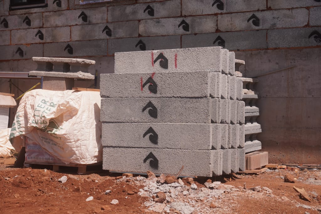 blocos feitos com espuma das pranchas de surfe