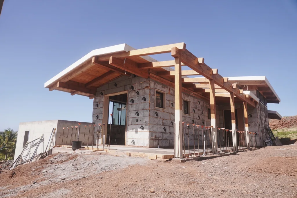 casa erguida com blocos feitos com espuma das pranchas de surfe