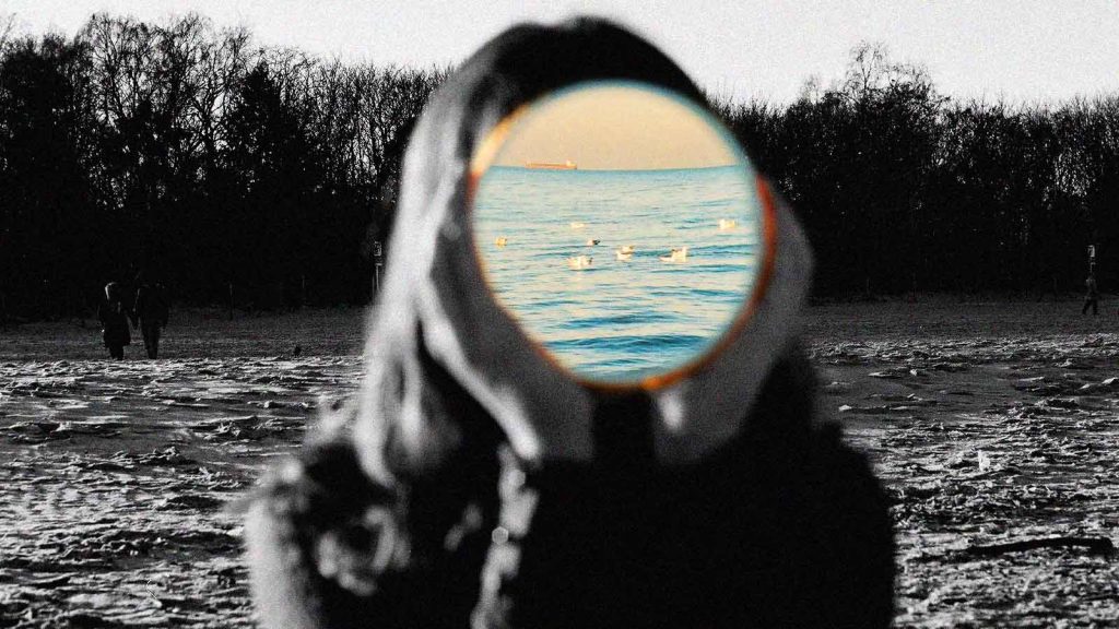 cabeça de mulher com círculo vazio no lugar do rosto