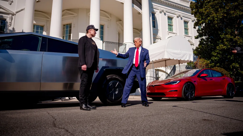 exposição de carros da Tesla no jardim da Casa Branca/ 100 dias do governo Trump