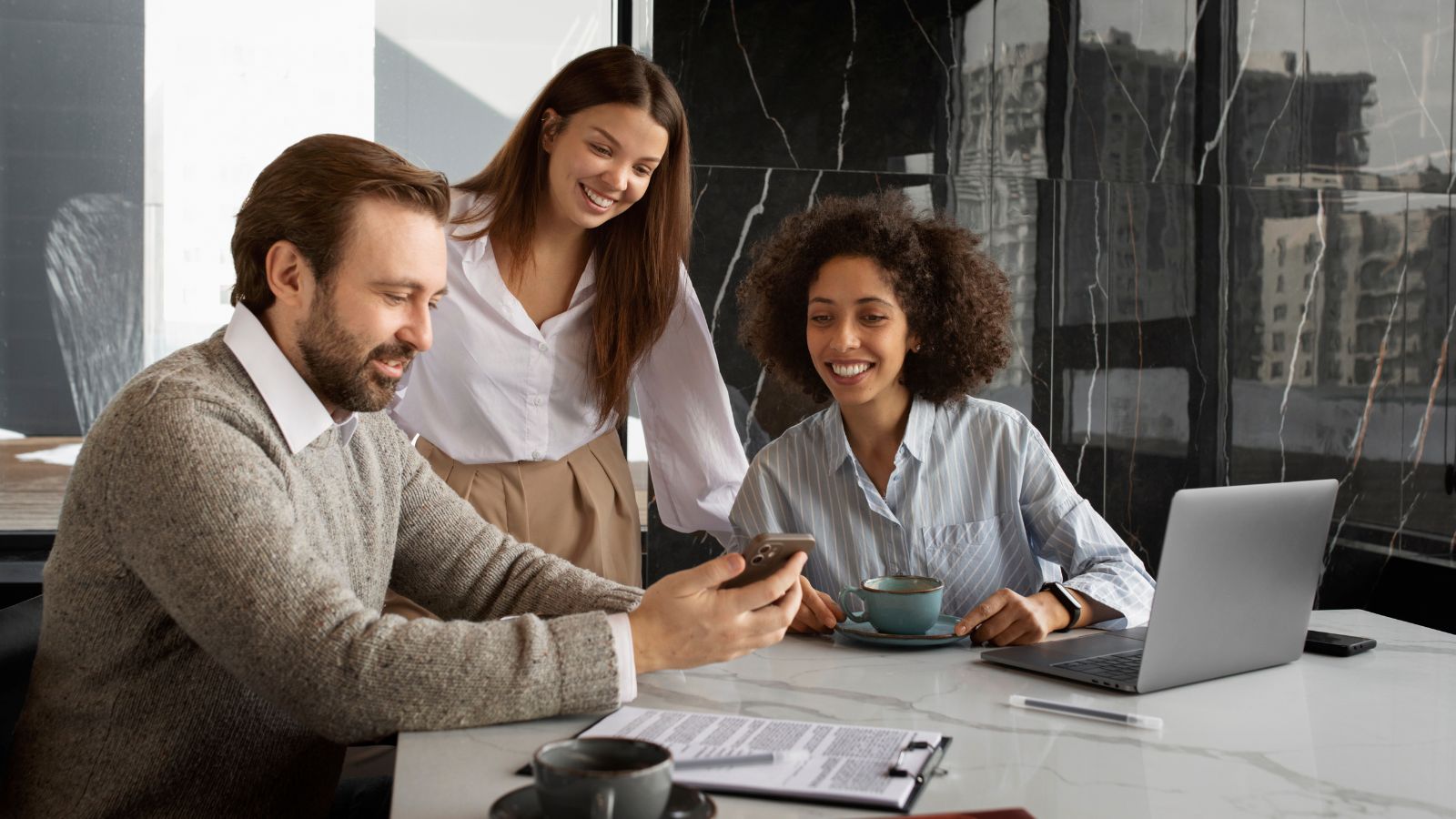 Colegas sorridentes no trabalho
