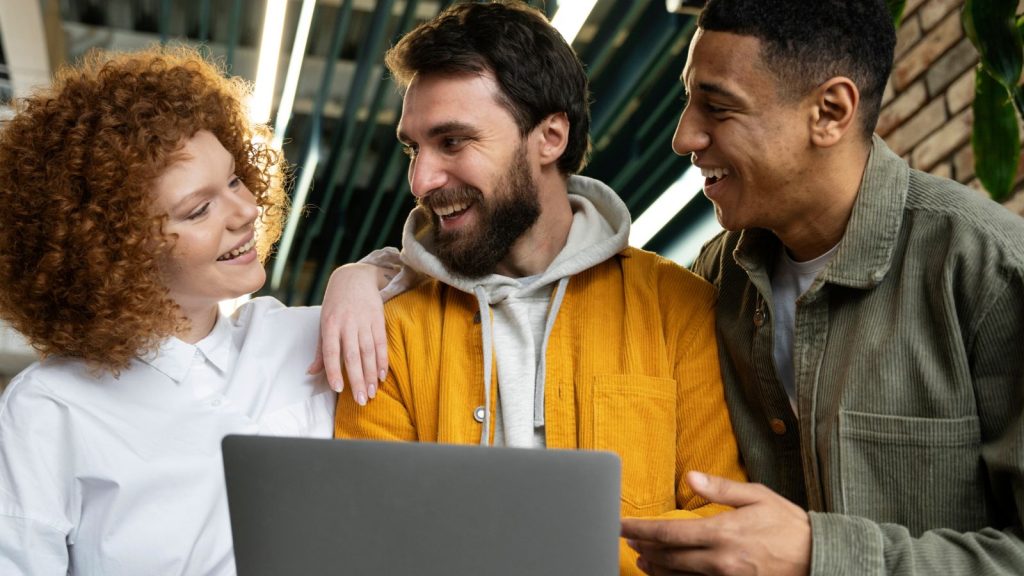 Três amigos conversando no trabalho
