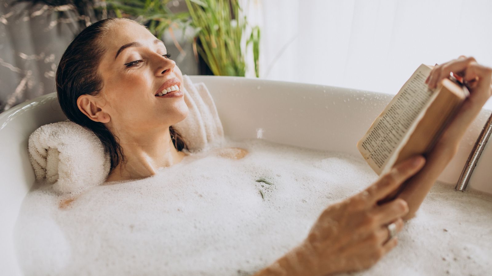 Mulher relaxando na banheira com bolhas