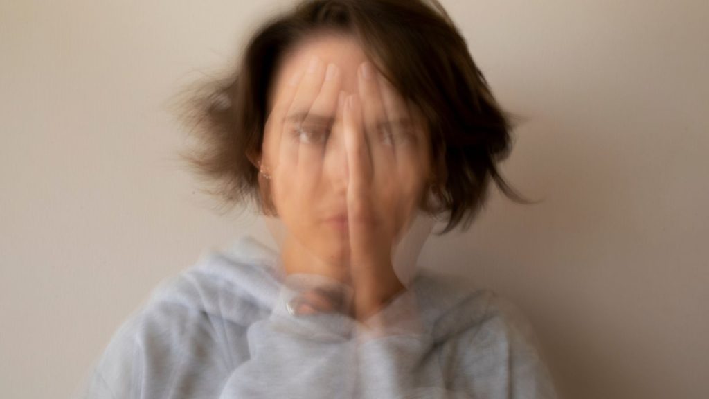 Mulher com duas faces em longa exposição