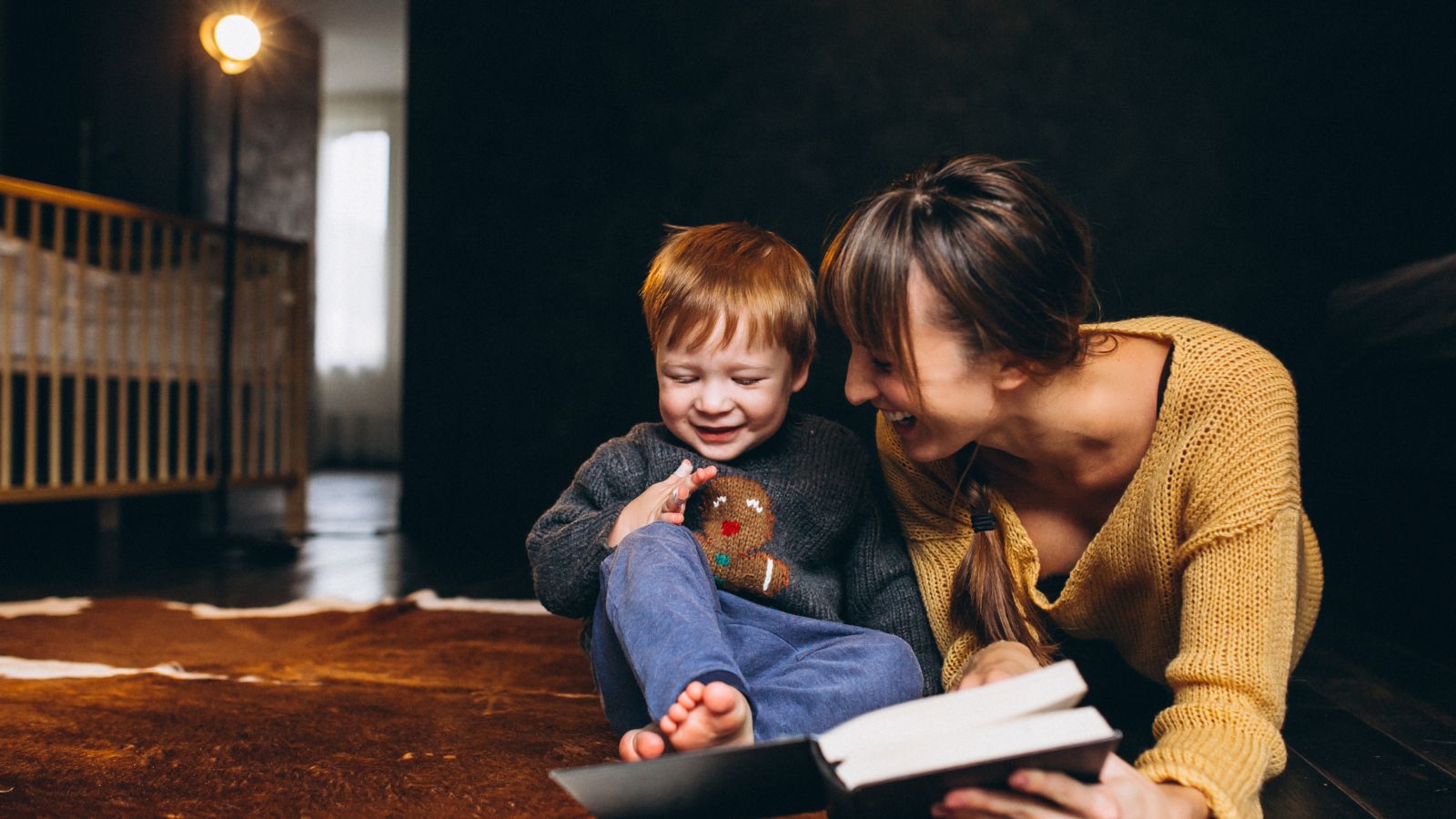 Mãe e filho lendo um livro