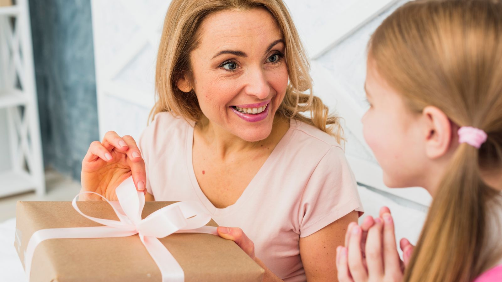 Mãe filha, sentando, com, caixa presente