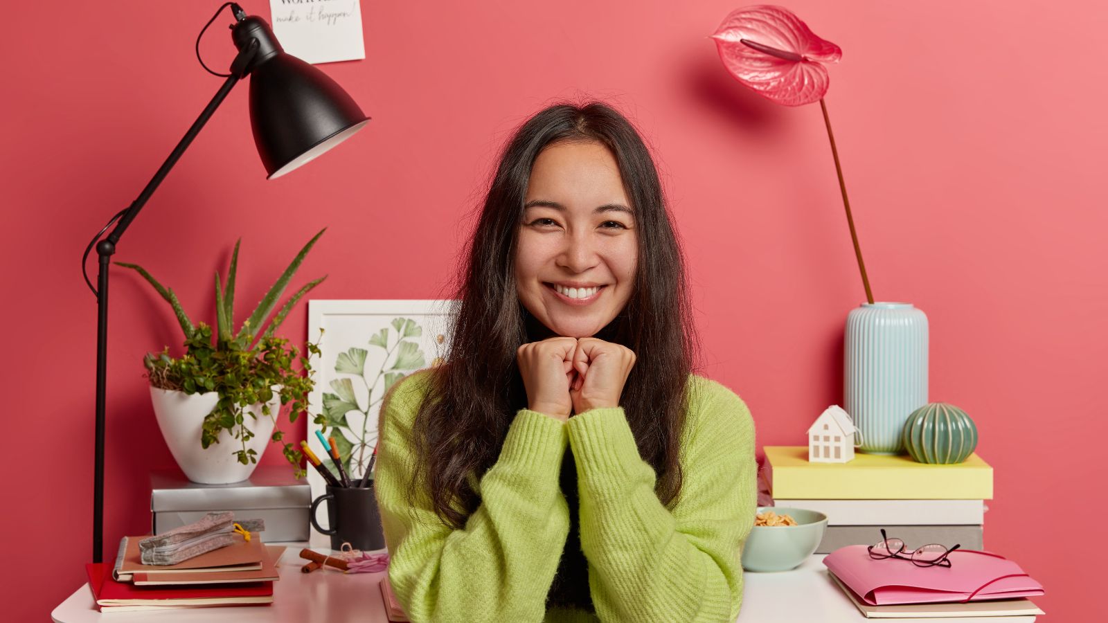 Mulher sorrindo em ambiente de trabalho
