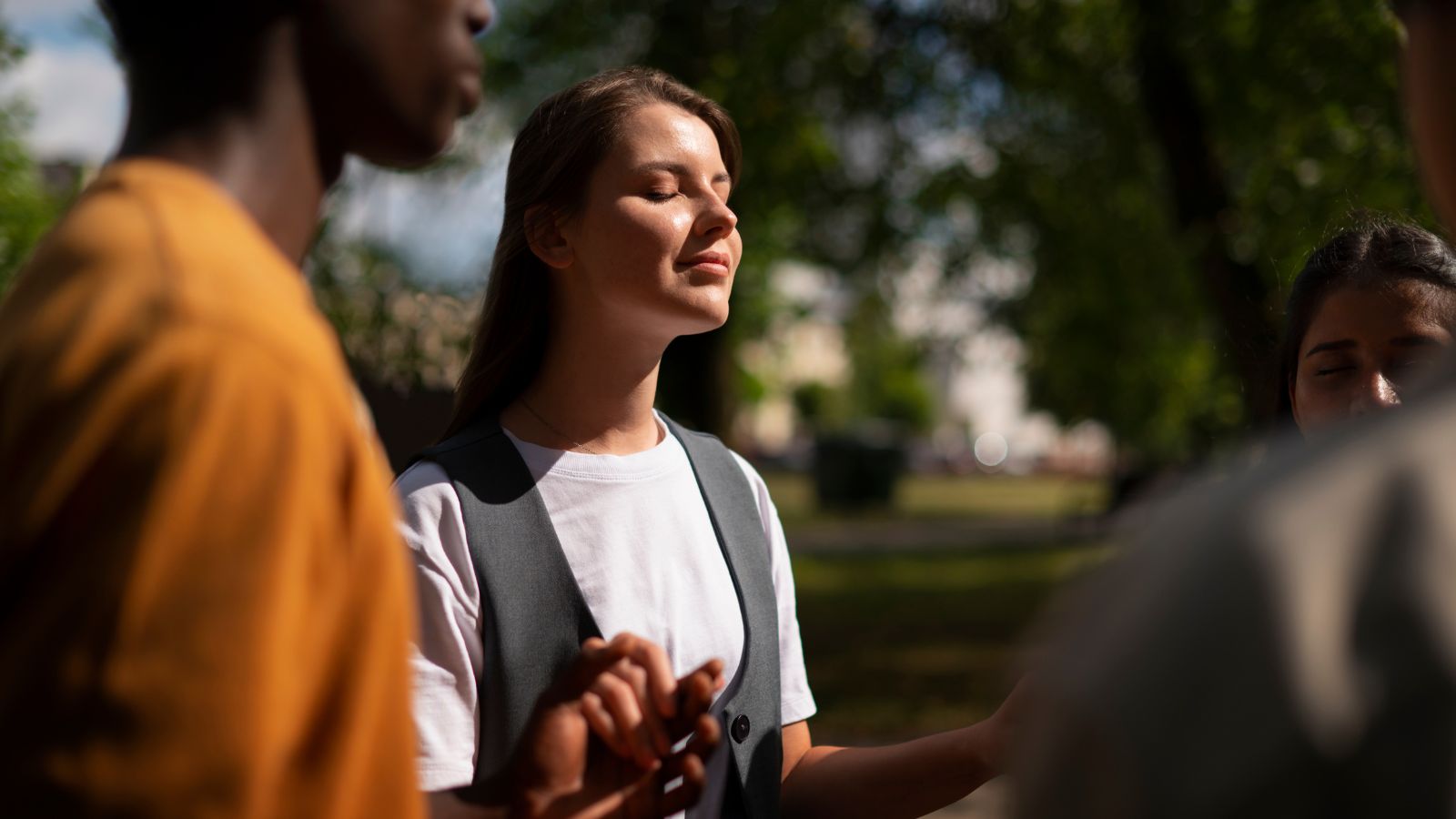 Jovens de mão dada ao ar livre