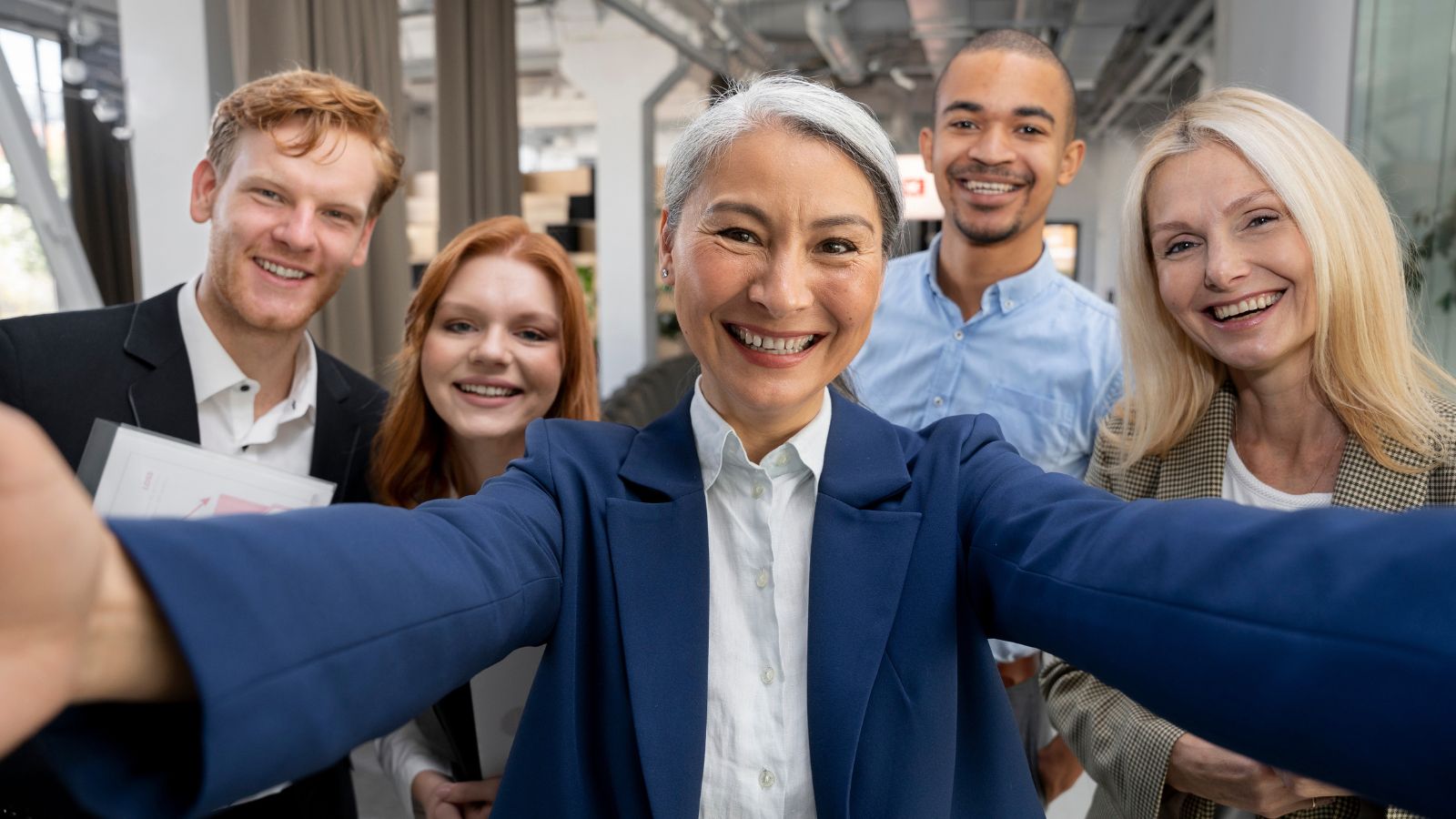 Funcionários no trabalho tirando selfie