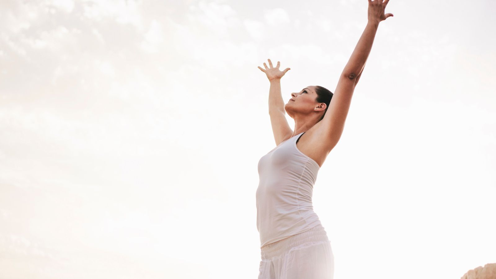 Mulher se espreguiçando