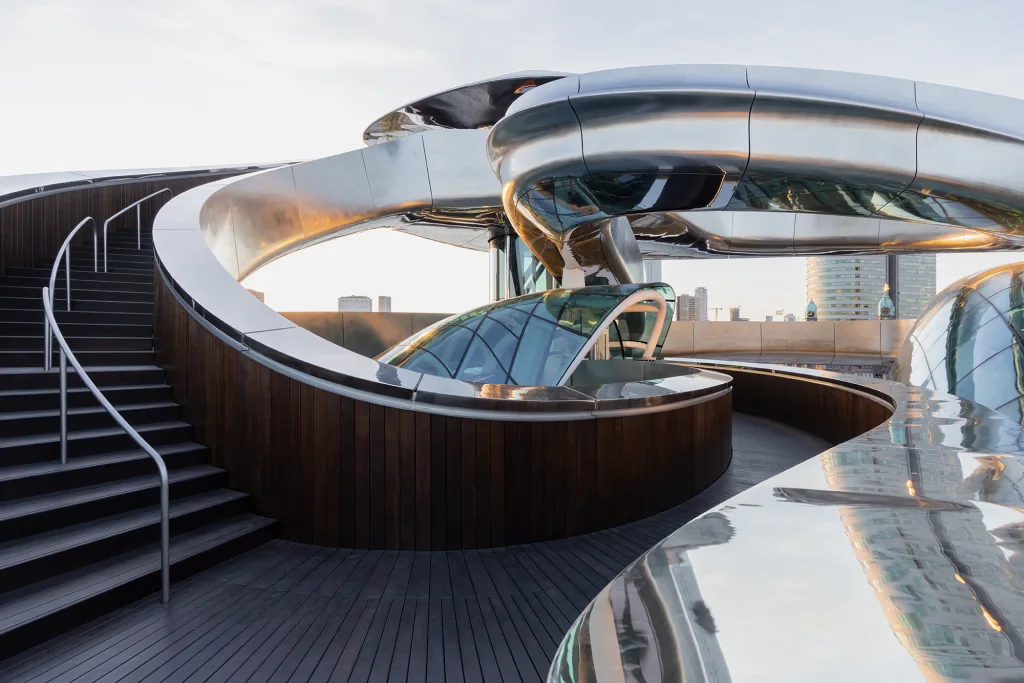 escada em forma de tornado no museu Fenix