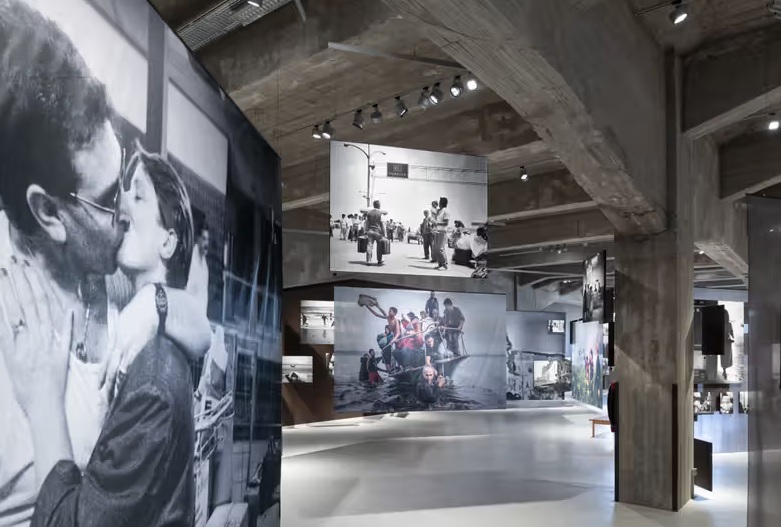 fotos em exposição no museu Fenix, em Roterdã