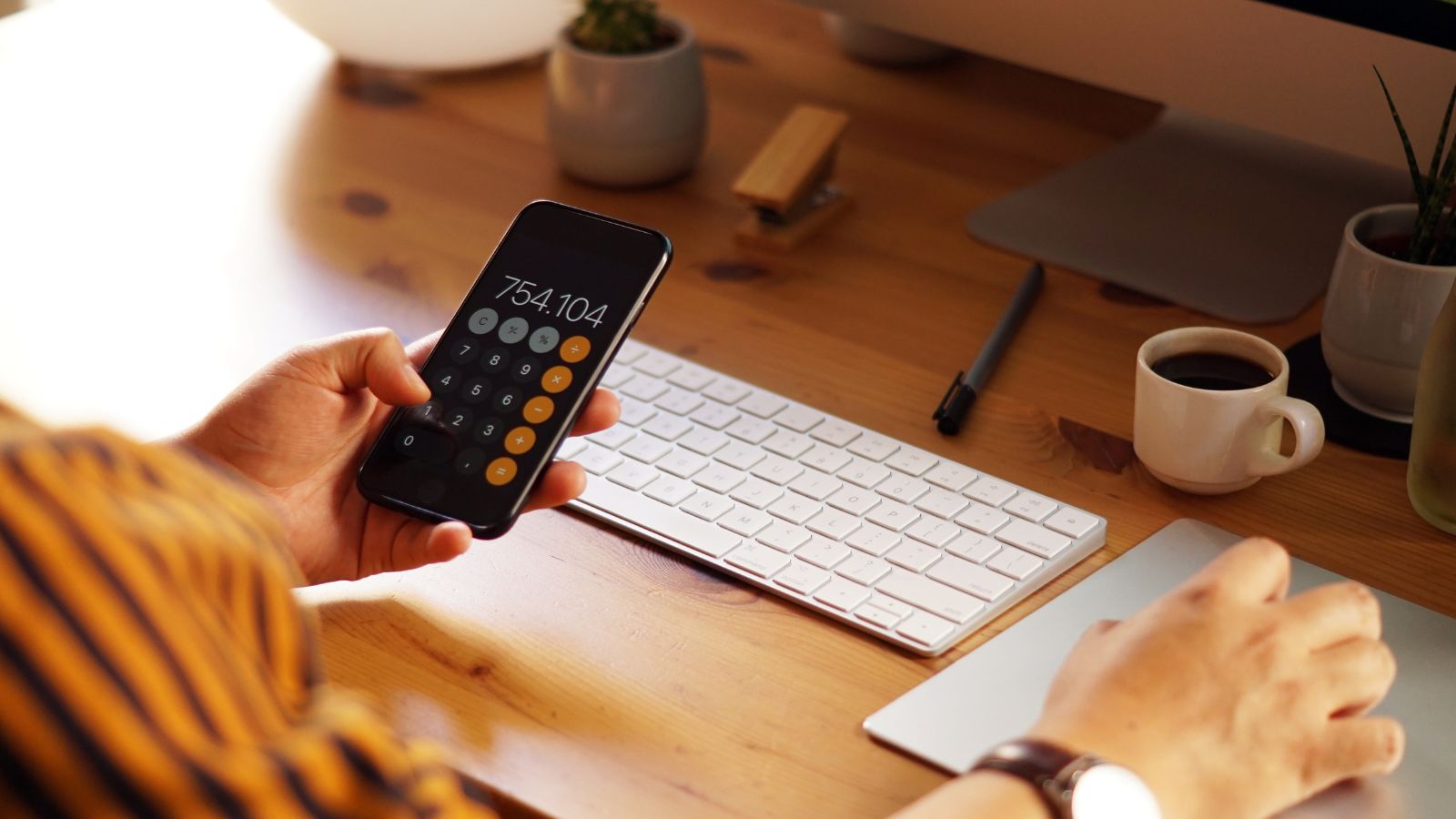 Pessoa calculando o Imposto de Renda