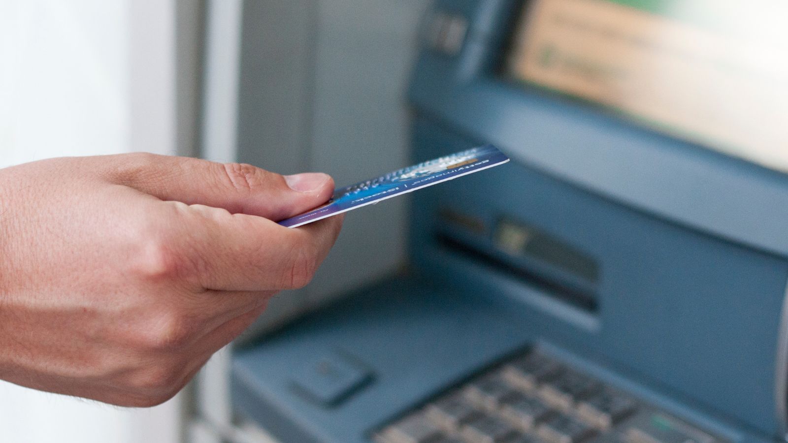 Homem sacando dinheiro no caixa eletrônico