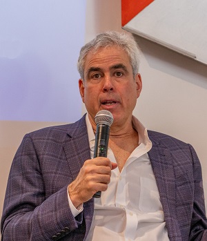 o psicólogo Jonathan Haidt fala a convidados em evento em São Paulo