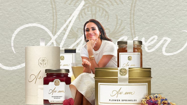 Meghan Markle com os produtos de sua coleção As Ever
