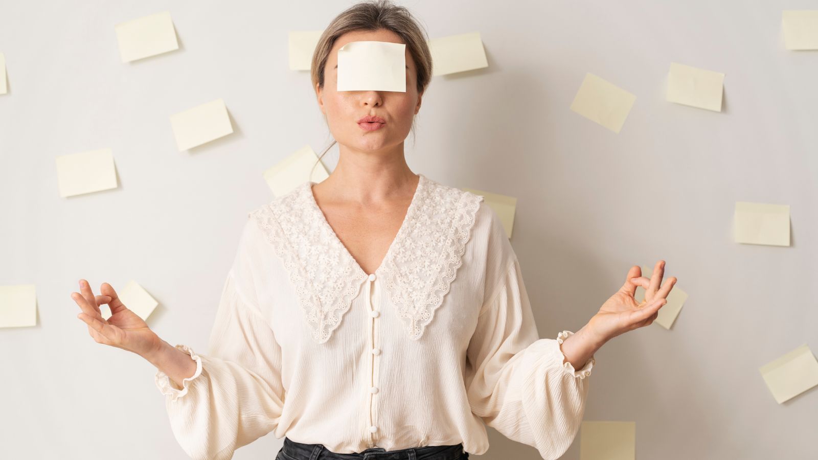 Pose de meditação de mulher cheia de post it