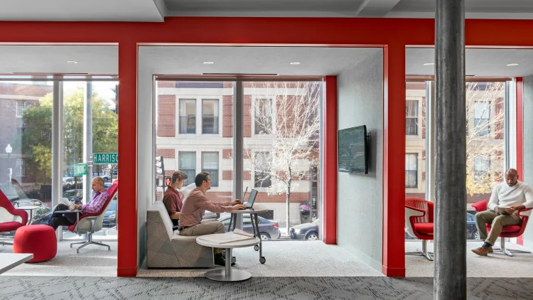 vista geral de espaços de escritórios com luz natural