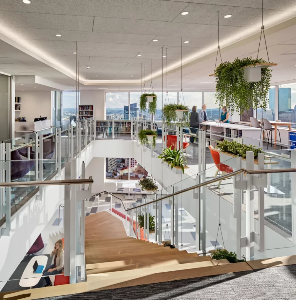 vista geral de espaços de escritórios com luz natural