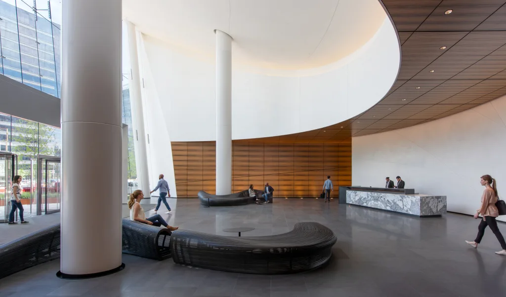 vista geral de espaços de escritórios com luz natural