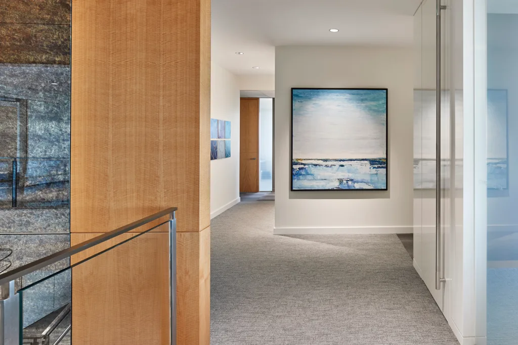 vista geral de espaços de escritórios com luz natural