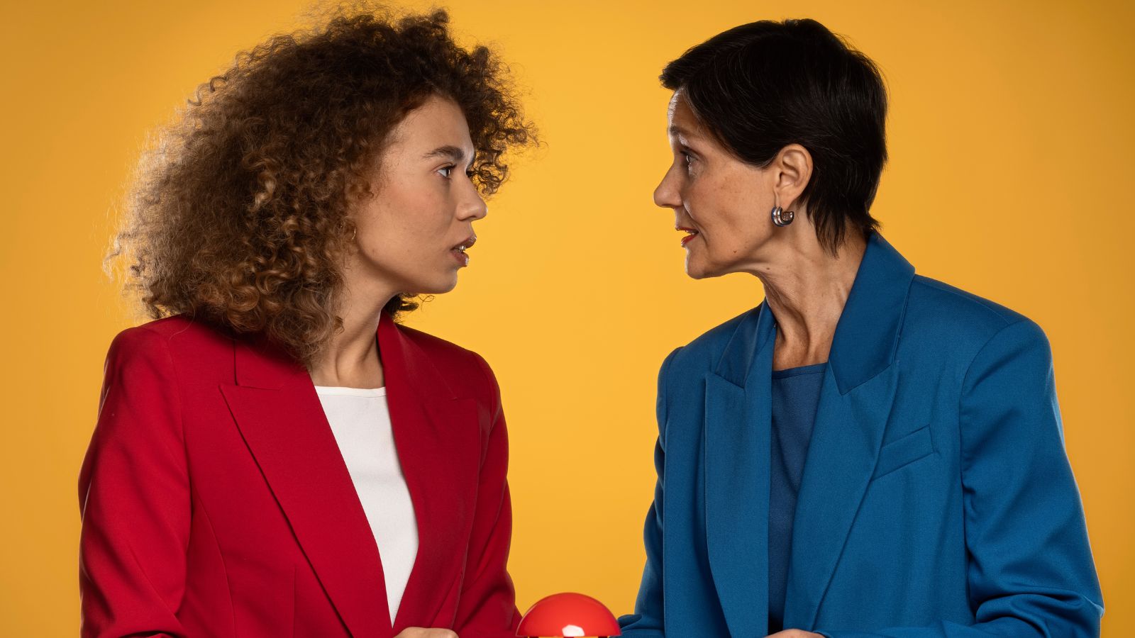 duas mulheres conversando