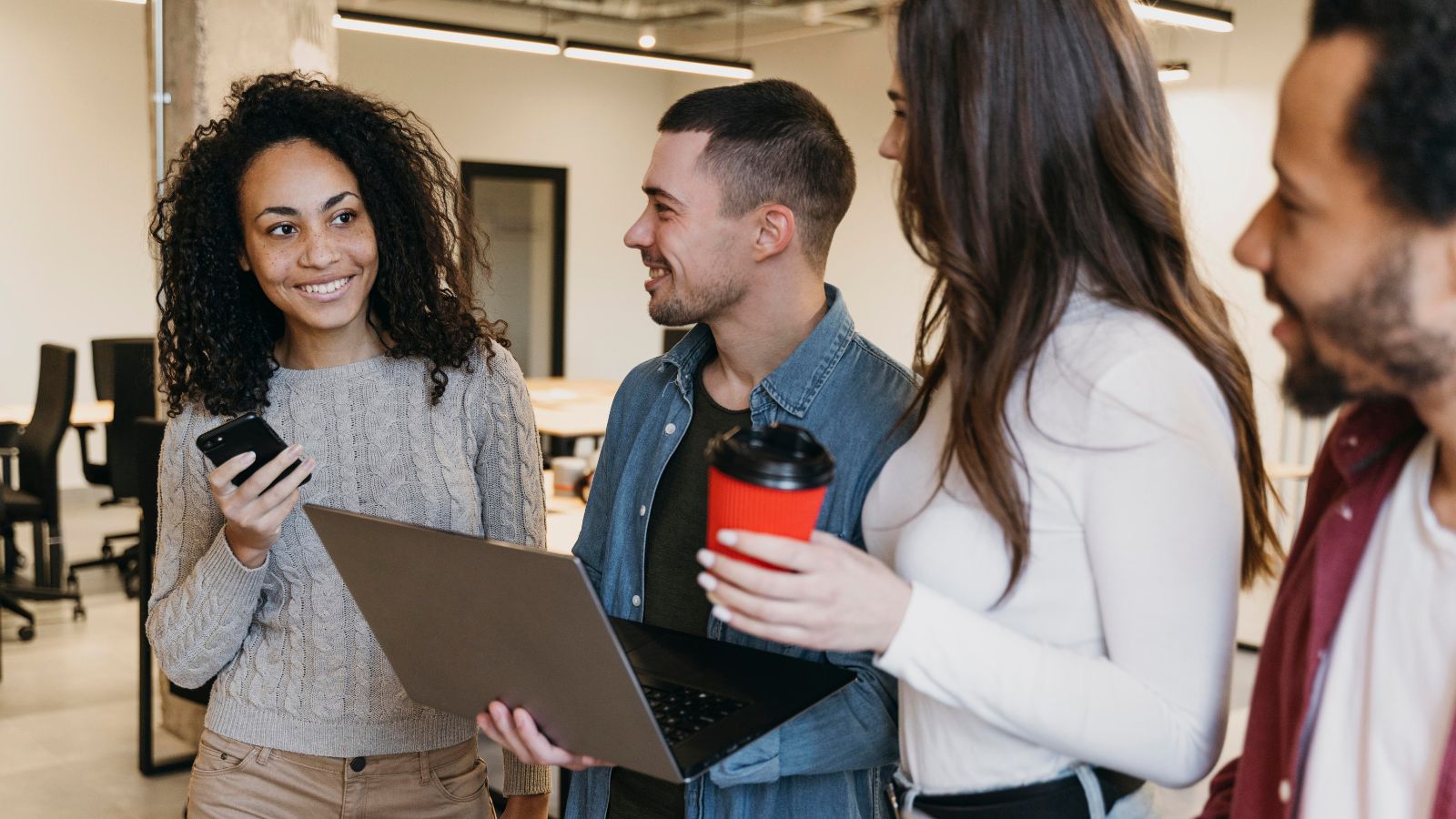 pessoas conversando em um ambiente corporativo