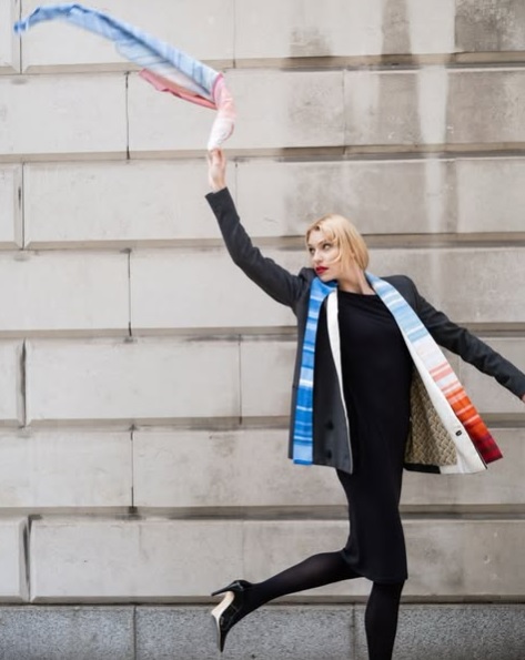 modelo usa um lenço com estampa das faixas climáticas