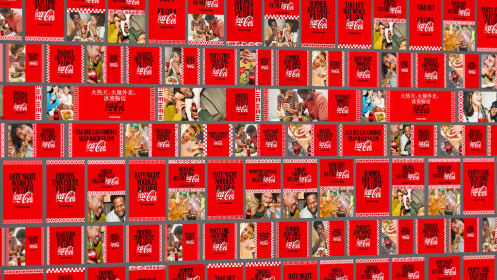 painel com imagens do logotipo, de anúncios e produtos da Coca Cola
