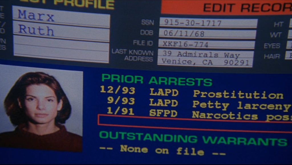 cena do filme "A Rede" em que a personagem de Sandra Bullok aparece com o nome trocado