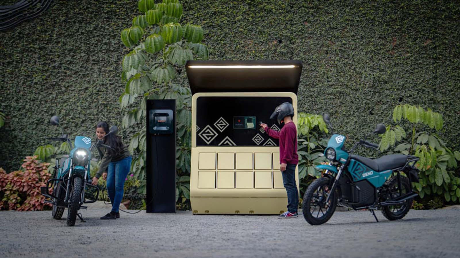 Motos elétricas da Zeno sendo abastecidas