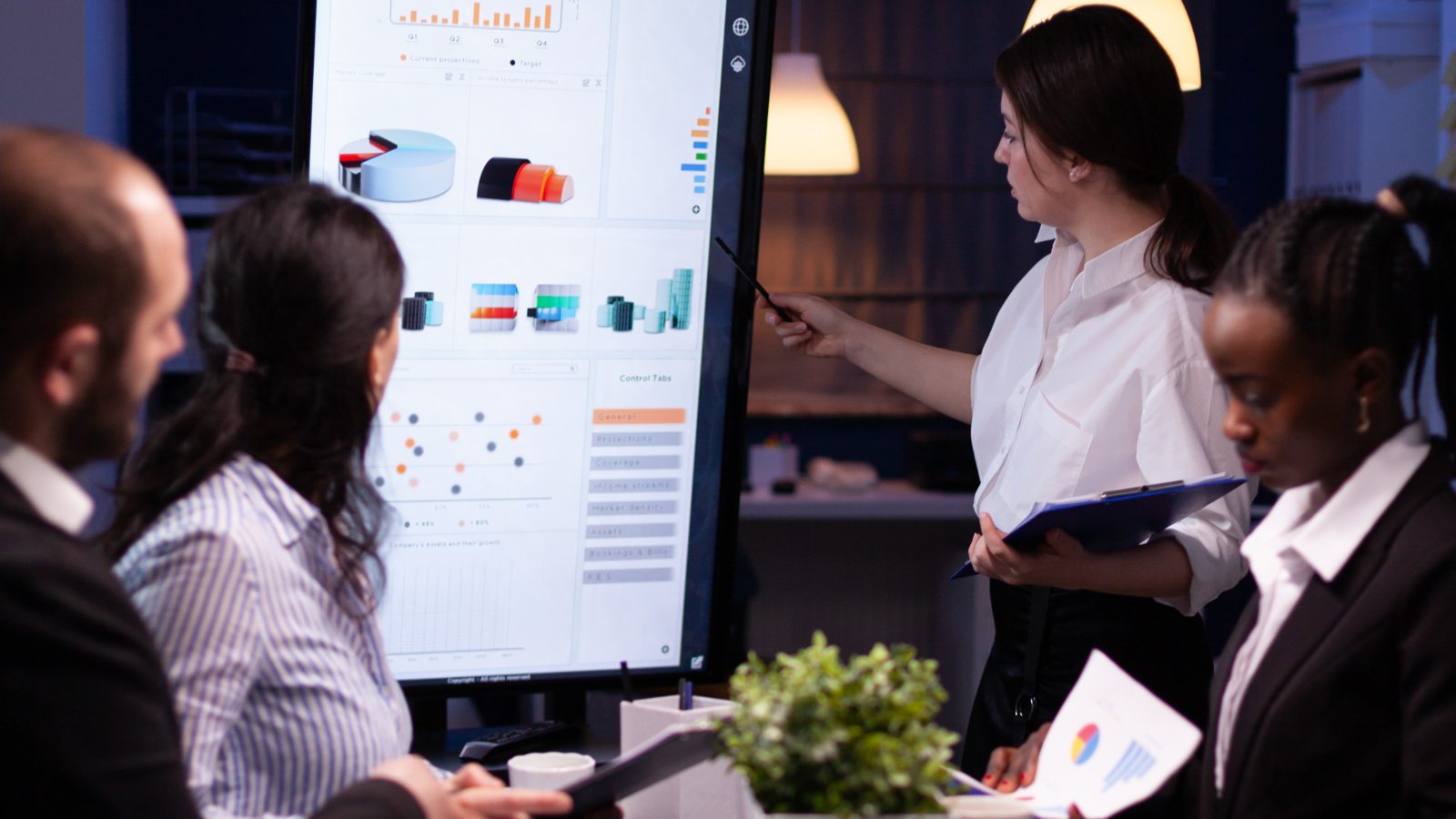 pessoa apresentando slide