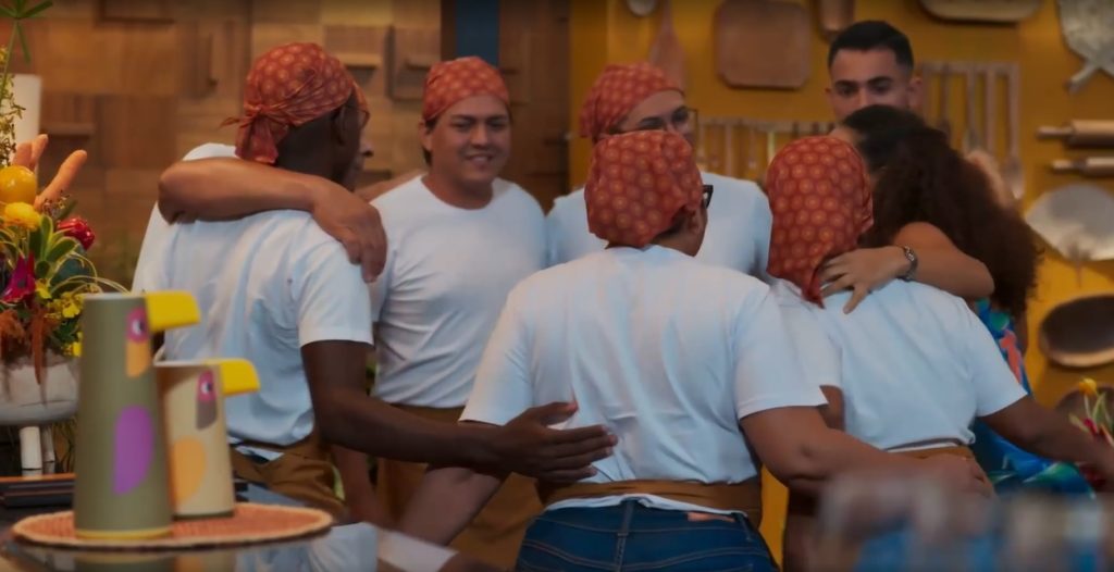 Na novela Vale Tudo, Raquel comemora abertura do restaurante com a equipe 