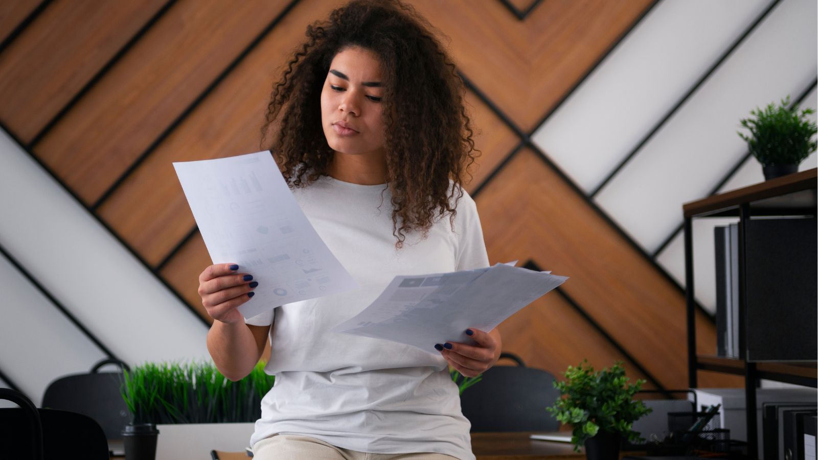 Mulher analisando currículos