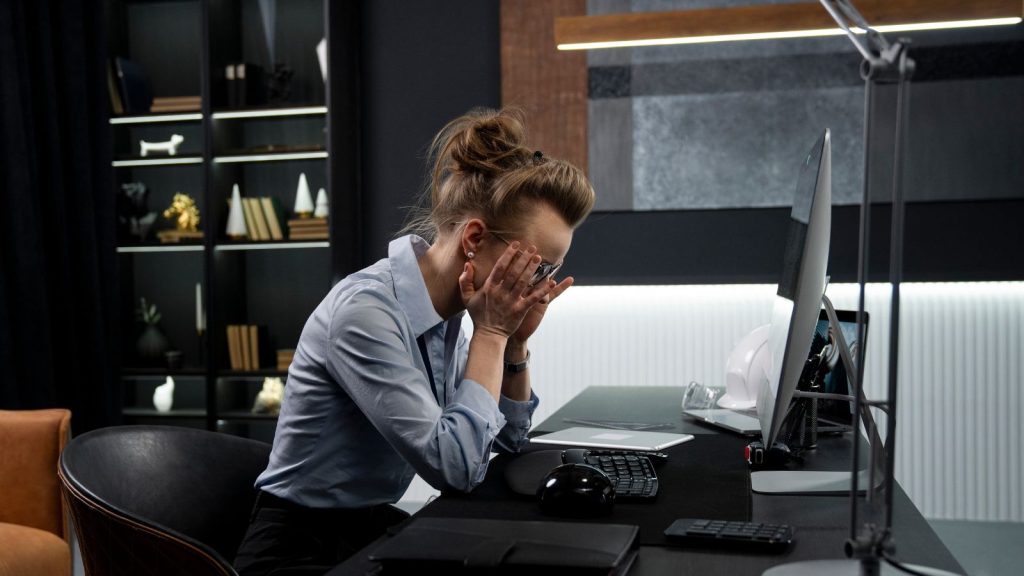 Mulher chorando no trabalho